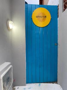 阿拉卡蒂Lotus Flat - Canoa Quebrada的蓝色的门,上面有黄色的标志
