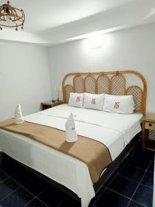 韦拉克鲁斯Hotel Santander Veracruz - Malecon的卧室配有白色大床和白色枕头