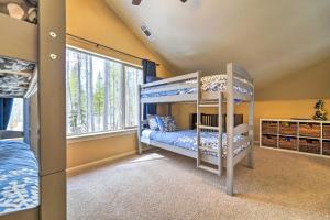 Soda SpringsFamily-Friendly Mountain Cabin Near Donner Lake的一间卧室设有两张双层床和一扇窗户。
