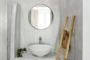 佩里萨Cal Day Rooms Santorini的浴室设有白色水槽和镜子