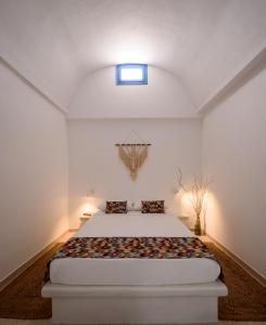 佩里萨Cal Day Rooms Santorini的一间卧室,卧室内配有一张大床