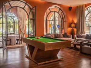 马拉喀什Palais Mirage d'Atlas - Restaurant & Spa & Day Pass的客厅配有台球桌
