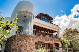 圣何塞Exclusive Hotel Don Ernesto By La Chimba的一座带圆塔的白色房子