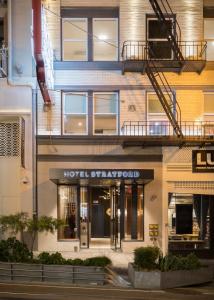 旧金山斯特拉特福德酒店的前面有模范行会标志的建筑