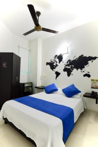 辛塞莱霍Hotel Florida Sincelejo的卧室配有一张挂有世界地图的床铺。