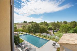 马莱莫尔Villa Briali Pont Royal的庭院旁的游泳池配有躺椅