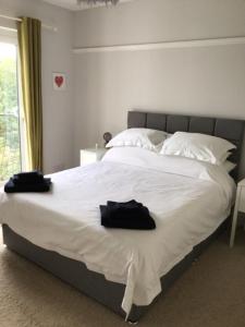 纽波特"Rosecroft" - Perfect Retreat for Business & Leisure - Close to Celtic Manor and ICC的卧室配有白色大床和白色枕头