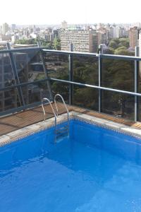 科尔多瓦科尔多瓦乌尔巴诺NH酒店的建筑物屋顶上的游泳池