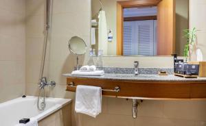 奥索尔诺奥索尔诺索尼斯塔酒店的浴室配有盥洗盆、镜子和浴缸