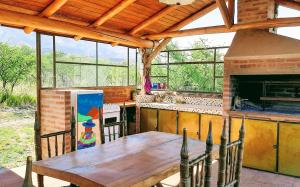 圣哈维尔Tantasiña Cabañas Suites de Montaña的厨房配有木桌和壁炉。