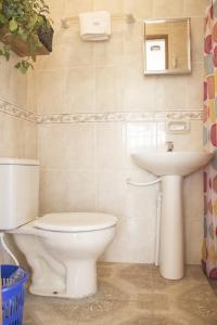 萨迈帕塔Colina Verde的一间带卫生间和水槽的浴室