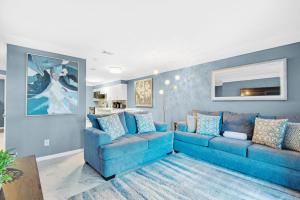 德斯坦Poolside Villas #104的蓝色的客厅配有2张蓝色沙发