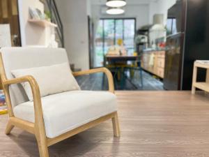 花莲市LeeHo B&B 李何寓所的白色椅子,坐在带厨房的房间
