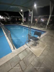 卡达斯诺瓦斯DiRoma Fiori Caldas Novas - YMT - 323的游泳池旁的椅子