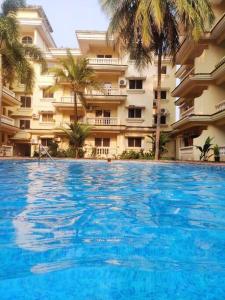 瓦尔恰Seacoast Retreat- Lovely 2 BHK apartment with pool的大楼前的大型游泳池