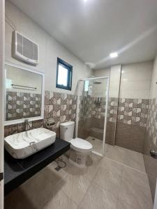 Ta Phraya243Hotel的浴室配有卫生间、淋浴和盥洗盆。