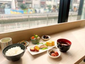 大阪Joytel Hotel Namba Dotonbori的饭碗饭盘的桌子