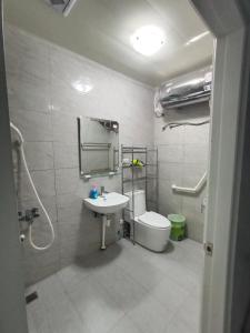 南竿津沙堤岸的一间带水槽和卫生间的浴室