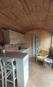 VěstoňoviceMaringotka/tiny house SEN VYSOČINA的一个带柜台的厨房和一张沙发