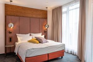 柏林Hotel Neuer Fritz的一间卧室设有一张大床和一个大窗户
