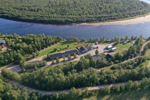 伊瓦洛Arctic River Resort的享有湖畔度假胜地的空中景致