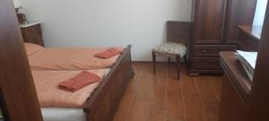 霍尔尼维斯特尼采Ubytování pod Pálavou的小房间设有两张床和椅子