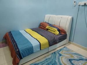 加央Homestay Dalia, Beseri, Perlis的一张白色床
