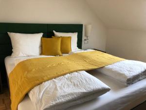 埃伦豪森Villa zur Schmied'n的一张大床,上面有黄色的毯子