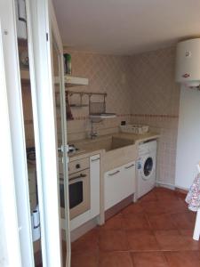 莱切省卡瓦利诺Rescio's Rooms的厨房配有水槽和洗衣机