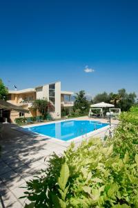 康托卡利Tranquil Apartments Corfu的房屋前的游泳池