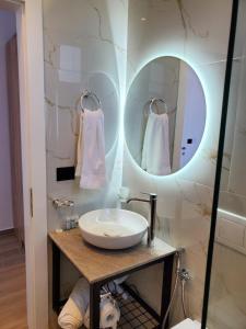 卡萨米尔GL Hotel Ksamil的一间带水槽和镜子的浴室