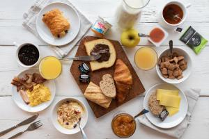 伊沃托B&B HOTEL Yvetot的餐桌上摆放着早餐食品和饮料