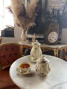 尼斯因特雷肯酒店的一张桌子,上面有两个茶壶和茶壶