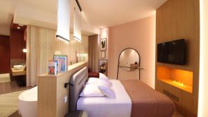 里昂MiHotel Sala的一间酒店客房 - 带一张床和一间浴室