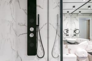 莱里达三思公园酒店的带淋浴的浴室,带玻璃门