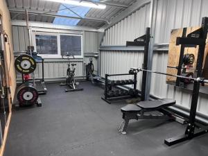 牛顿莫尔高地假日小屋的车库内带重量器械的健身房