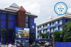 武里南Best Western Royal Buriram的建筑前有标志的酒店