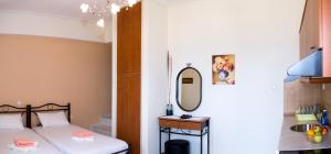 帕诺尔莫斯雷斯蒙克里斯汀公寓酒店的一间小卧室,配有一张床和镜子