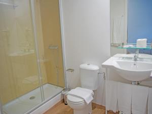 马里亚诺Apartamentos Santander Maliaño Suites 3000的浴室配有卫生间、盥洗盆和淋浴。