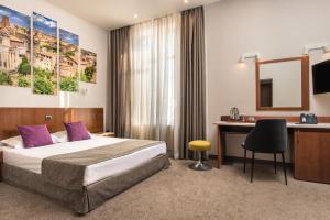 旧扎戈拉Forum Hotel Self Check-in Stara Zagora的配有一张床和一张书桌的酒店客房