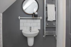 布罗德福德Croft4的浴室设有白色的卫生间和镜子