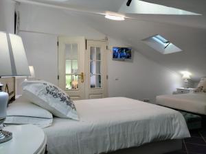 卡马拉-德洛布什ATTIC BAY的一间白色卧室,配有两张床和窗户