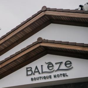 阿奇亚卡Balèze Boutique Hotel - Adults Only的显示了balee精品酒店的标志