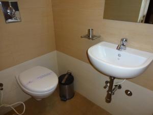 哥印拜陀天籁机场酒店的一间带水槽和卫生间的浴室