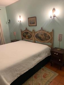 吉马良斯Casa Dos Pombais的一间卧室设有一张大床和两个床头柜