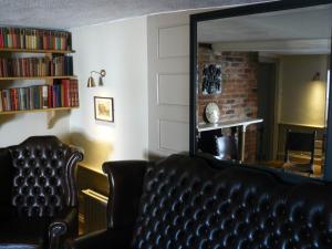 Balsham黑牛宾馆的带沙发和镜子的客厅