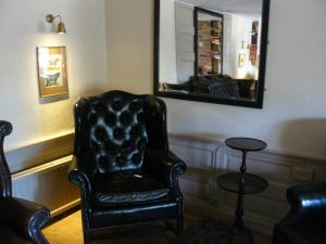 Balsham黑牛宾馆的镜子间的一张黑椅子