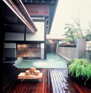 武雄市京都亚酒店的一座带壁炉的游泳池