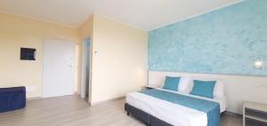 梵蒂冈角I Fichi D'India Rooms的一间卧室设有一张床和蓝色的墙壁