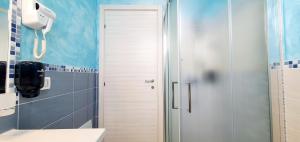 梵蒂冈角I Fichi D'India Rooms的带淋浴的浴室和白色门